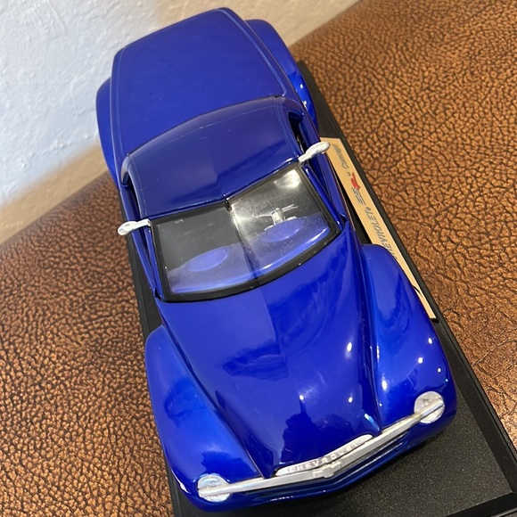 Maisto Metal Mounted Model 2000 Chevrolet SS Deep Cobalt Blue Concept Edition! - Picture 7 of 8